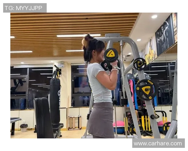 哑铃箭步蹲详细图解及正确姿势解析助你塑造完美腿部线条